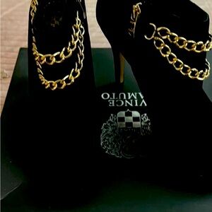 Vince Camino Black bootie with (weighty) gold chain